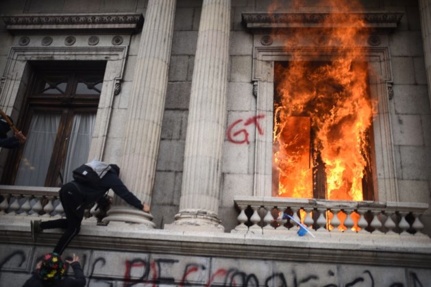 Demonstranten steken parlement Guatemala in brand