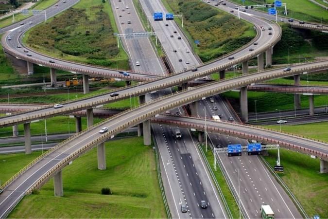 Corona bewijst: thuiswerken lost files op, kabinet kan miljarden aan asfalt besparen