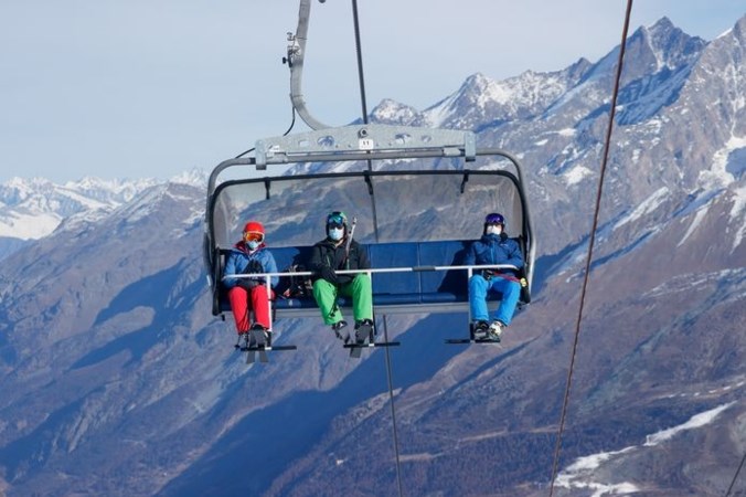 Kun je ondanks corona nog op skivakantie dit seizoen? Sommige landen halen alles uit de kast