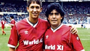 Dertien keer de bal loodrecht in de lucht maakt van Diego Maradona de grootste, vindt Gary Lineker