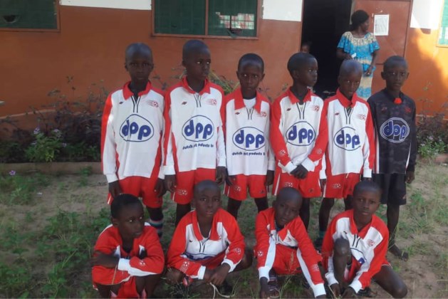 Op een basisschool in Gambia zijn ze maar wat blij met oude tenues SV Melderslo