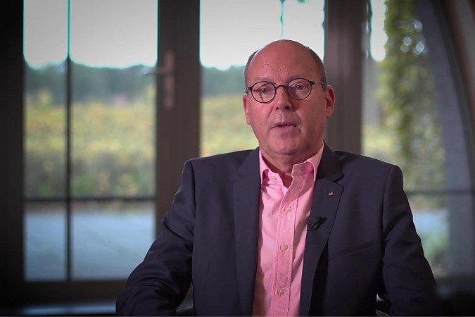 Directeur L1 controleert digitale sporen personeel