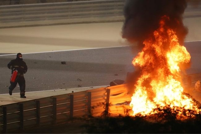 Grosjean overleeft horrorcrash in Bahrein; Verstappen tweede achter Hamilton