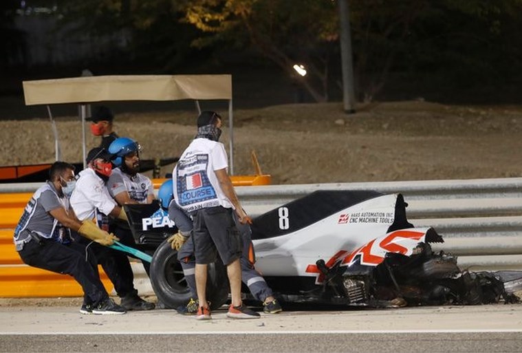Grosjean stapt wonder boven wonder levend uit vuurzee na krankzinnige crash