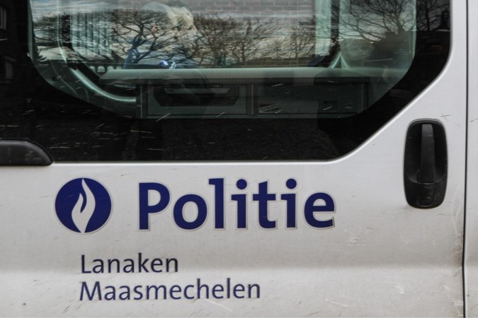 Vandaal op de vlucht in Maasmechelen wordt gepakt na schot op auto, politieagenten raken gewond