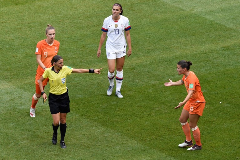Primeur voor De Ligt en co: eerste vrouwelijke arbiter ooit in Champions League