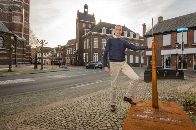 Amateurhistoricus Alfons Bruekers uit Ospel verkoos reeds als kleine jongen het gemeentearchief boven voetballen op straat