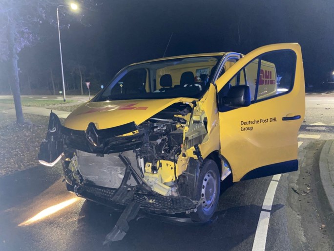 Auto en bestelbus botsen in America: drie gewonden