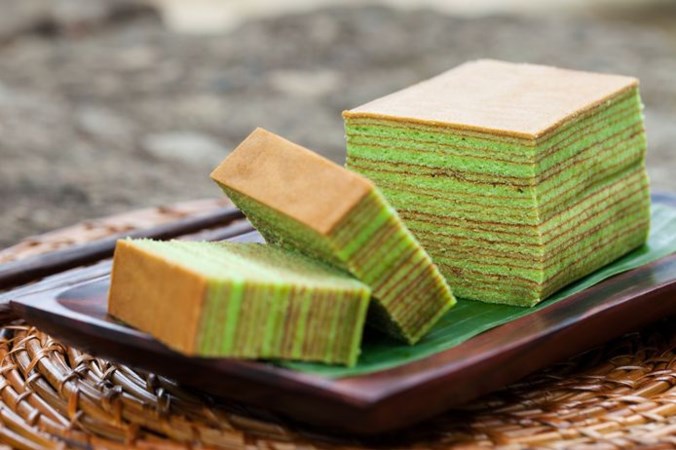 Spekkoek uit de supermarkt getest: ‘Ik zie alleen groene laagjes, ik proef en ruik niks’