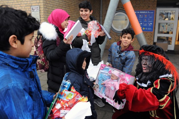 Lachende gezichten en cadeautjes op Blericks schoolplein