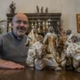Pastoor Verheggen uit Eijsden heeft 800 kerststallen: ‘Het beeldje dat ik voor 30 euro kocht, is 1500 euro waard’