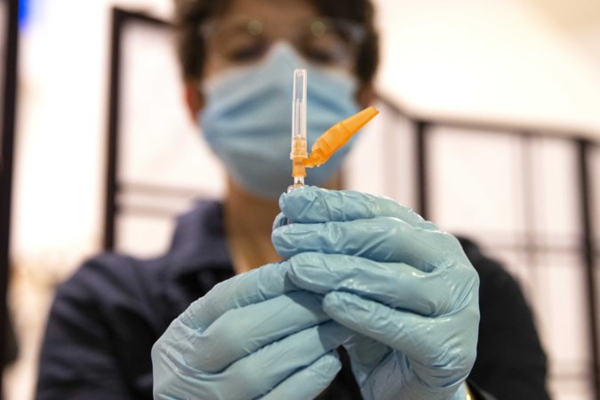 Massale inenting tegen corona vanaf augustus: GGD’en belast met vaccinatie van 6,5 miljoen Nederlanders