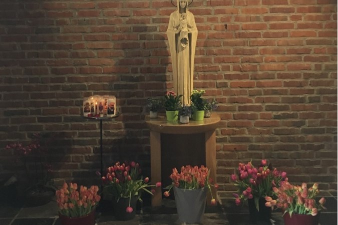 Kaarsen worden meegenomen uit de kerk in Posterholt alsof het de normaalste zaak van de wereld is: ‘Ik word er moedeloos van’