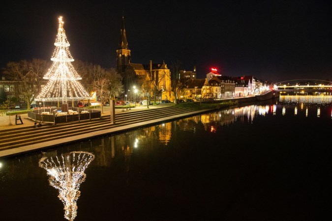 Video: Podiumdelen van André Rieu sieren als kerstboom Maastricht op