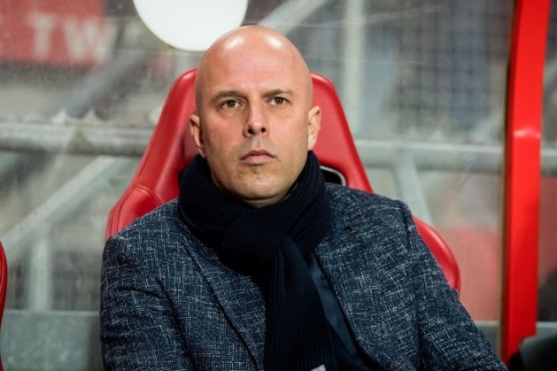 AZ ontslaat trainer Arne Slot vanwege gesprekken met Feyenoord