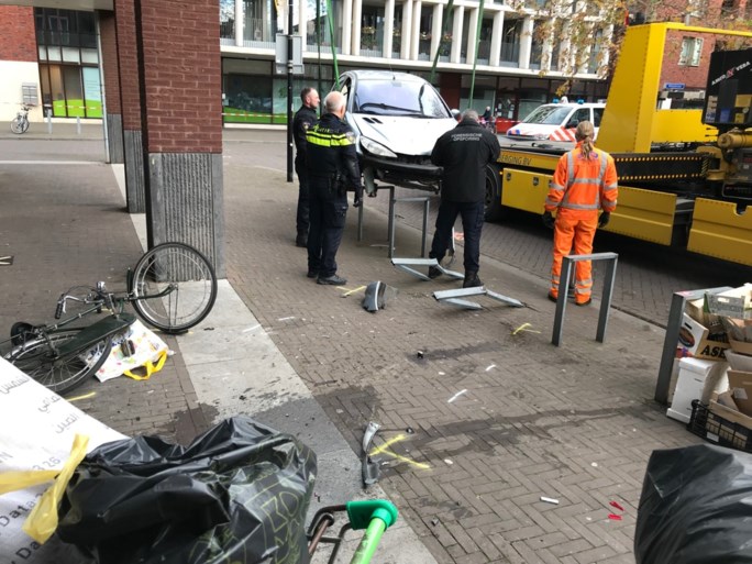 Auto rijdt stoep op bij winkel in Maastricht, voetganger raakt gewond