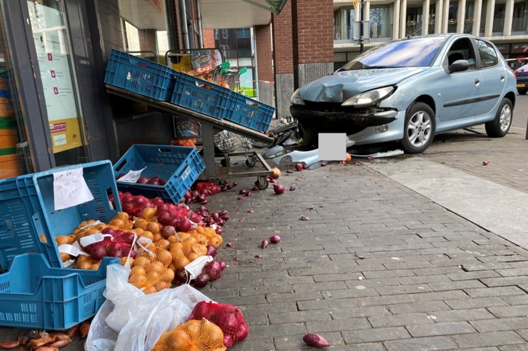 Auto rijdt stoep op bij winkel in Maastricht, voetganger raakt gewond