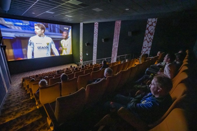VVV-supporters volgen wedstrijd in de bioscoop: ‘Wij houden onze kleren aan’