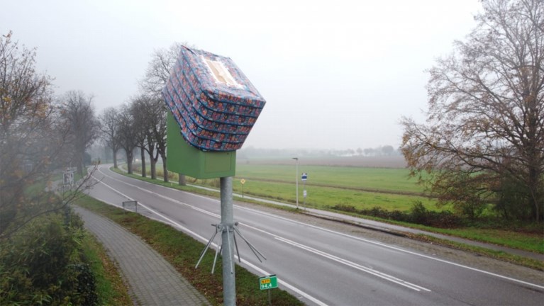 Sint laat pakje achter op flitspaal langs provinciale weg