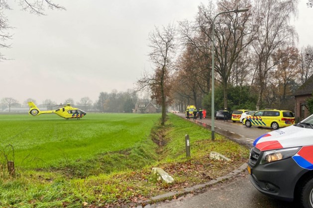 Automobilist botst tegen boom: traumahelikopter geland