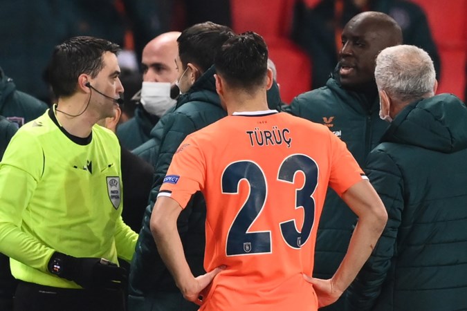 Turkse voetbalploeg loopt in Parijs van veld na vermeend ‘racisme’. CL-duel gestaakt.