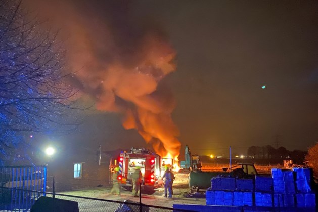 Vrachtwagen brandt volledig uit op terrein van bedrijf in Oirlo
