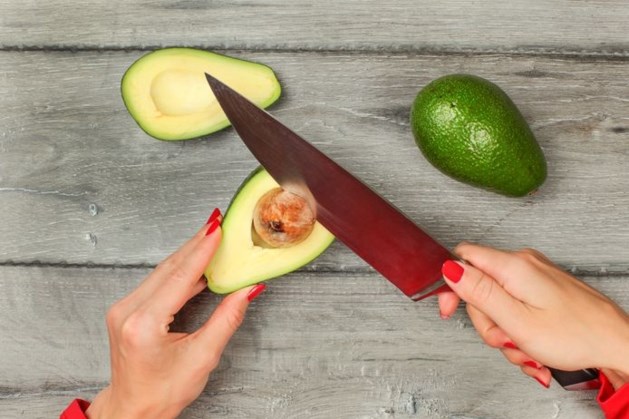 Chirurgen waarschuwen: Gebruik geen mes als je pit avocado verwijdert
