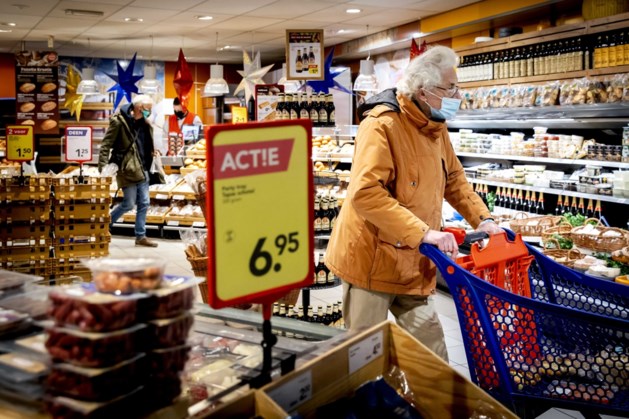 Supermarkten gaan klant zonder mondkapje niet buitenzetten