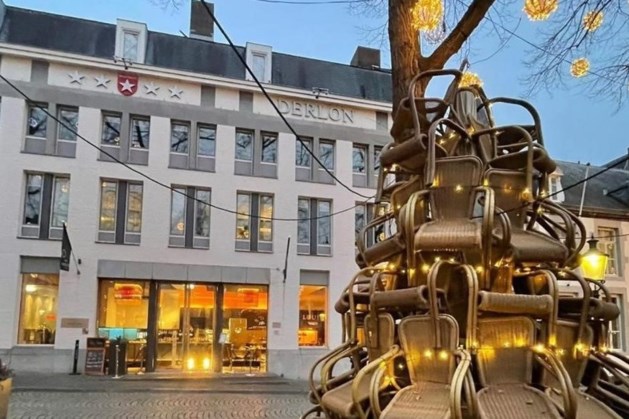 Maak van je terrasstoelen een protest-kerstboom, zegt Maastrichts hotel