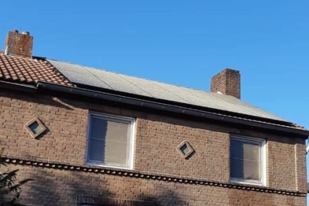 Slang spring los: zonnepanelen op dak huis Itteren bedekt met beton
