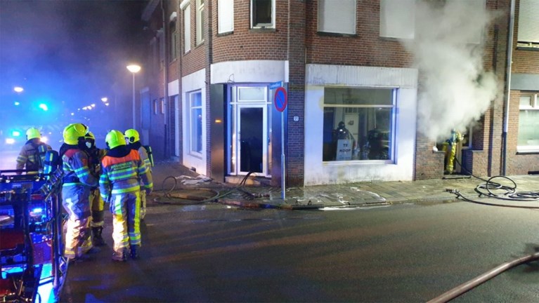 Grote brand in kraakpand Kerkrade vermoedelijk aangestoken, politie zoekt verdachte
