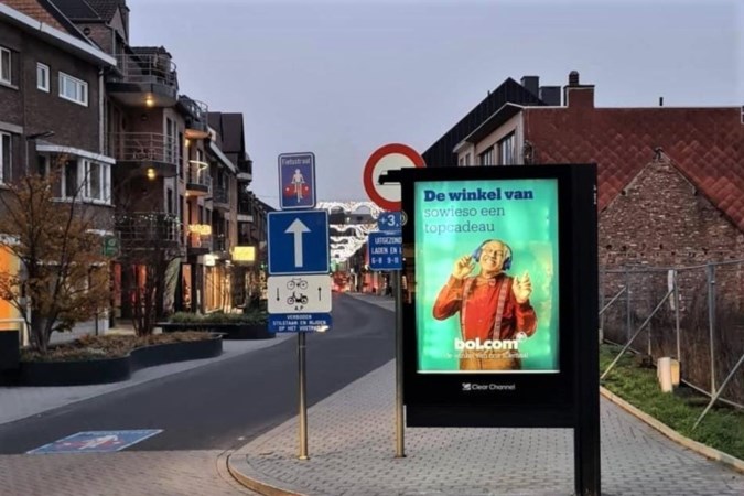 Ophef over Bol.com-poster in winkelstraat Lanaken: ‘Middelvinger voor de lokale winkeliers’