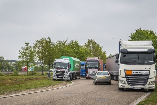 Venlo treedt structureel op tegen wildparkeren van vrachtwagens