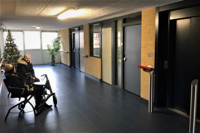 Bewoners in Heerlens complex die slecht ter been zijn voelen zich geïsoleerd met één lift, als die soms ook buiten bedrijf is