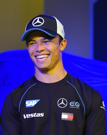 Nyck de Vries test dinsdag namens Mercedes tijdens Formule 1-testdag