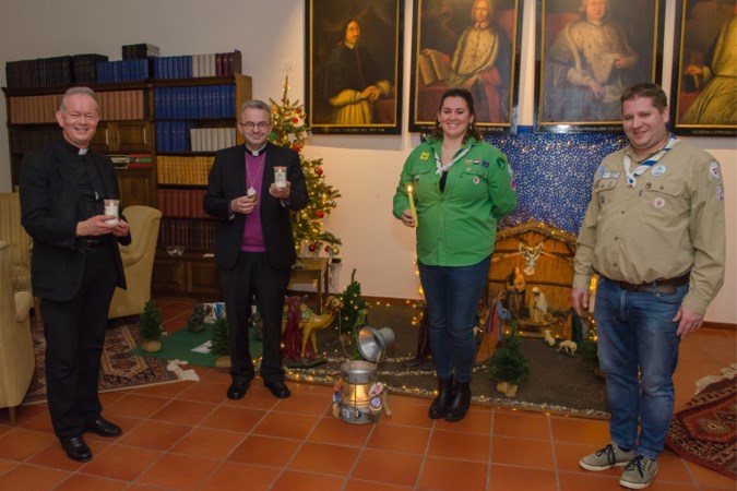 Bisschop Smeets en plebaan-deken De Graaf-Woutering ontvangen Vredeslicht uit Bethlehem in Roermond