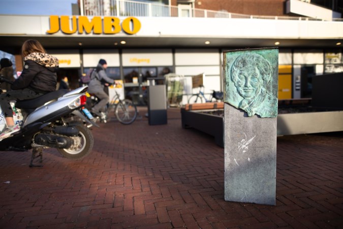 Kritiek op plek van plaquette van oud-burgemeester Coenen van Nuth tussen bloem- en afvalbak; gemeente heeft geen klachten ontvangen
