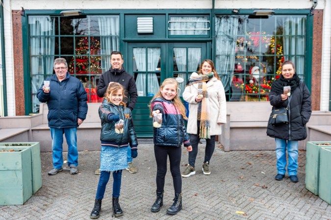 Verenigingen Geleense wijk Lindenheuvel houden chocolade-actie om iets terug te doen voor café De Paesjsjtal
