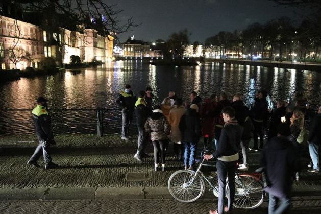 Demonstranten verstoren toespraak van Rutte met gefluit en geroep