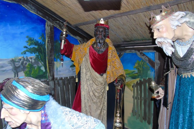Bisschop Harrie Smeets koos ‘zijn’ Venrayse kerststal als decor voor nachtmis in Landgraaf