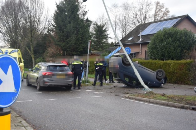 Auto op de kop en lantaarnpaal omver bij ongeluk in Venray