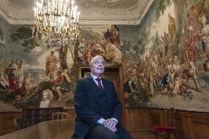 De Maastrichtse Stadhuisbode Ron Boetskens gaat na veertig jaar met pensioen: ‘Wij moeten ervoor zorgen dat alles hier op rolletjes loopt’