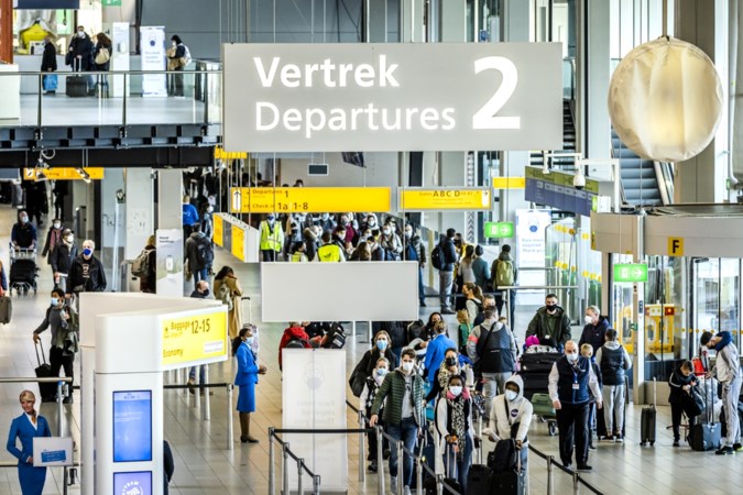 KLM-topman Elbers na beelden van mensenmassa’s op Schiphol: we doen er alles aan om drukte te voorkomen