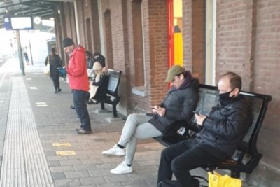 Ergens in Roermond: Turend op het mobieltje merkt niemand dat een man over de hondenriem struikelt