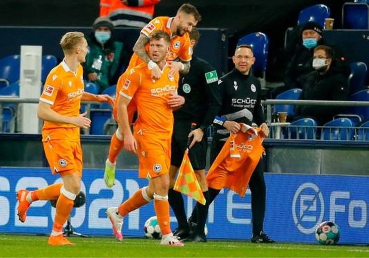 Schalke 04 stelt ook bij rentree Stevens teleur en blijft zonder overwinning