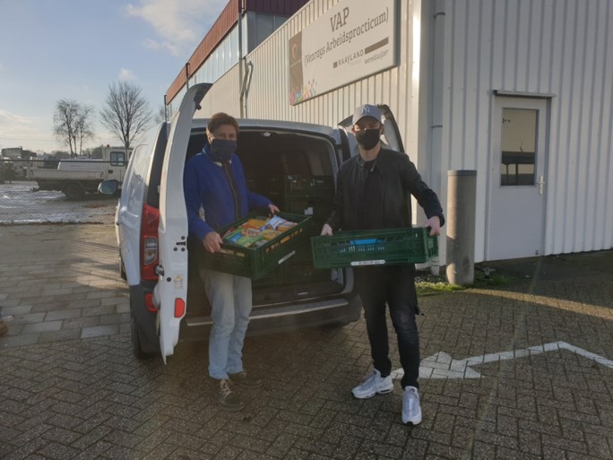 Kronenbergse Pim Wijnhoven haalt dertig kratten vol etenswaren op voor voedselbank