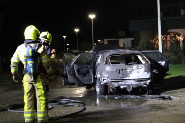 Geparkeerde auto brandt volledig uit in Brunssum