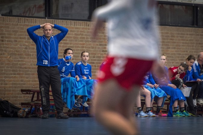 Limburgse teams willen nog geen herstart: ‘Overheid roept op thuis te blijven, kunnen wij moeilijk gaan handballen’