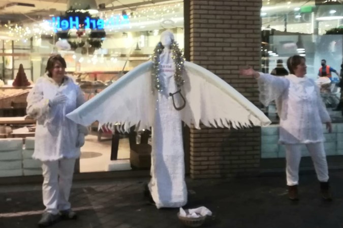 Witte engelen delen ‘lichtpuntjes’ uit aan voorbijgangers