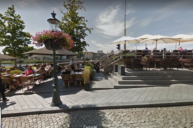 Eigenares cafetaria De Aw Brök aan Cörversplein in clinch met gemeente Maastricht over terras aan de Maaskade